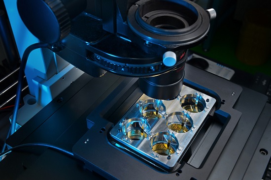 The MIR LIFT process transfers living cells to microtiter plates one after the other at a rate of up to 100 Hz. To integrate the highly efficient process into microscopy platforms regardless of the manufacturer, Fraunhofer ILT has developed, among other things, the holder shown here for a six-well microtiter plate. Courtesy of Fraunhofer ILT.