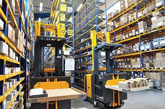 Autonomous pallet transporters move through production halls and warehouses without collisions.