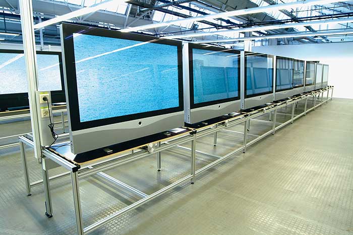 A quad-linear color line scan is used for fruit inspection.
