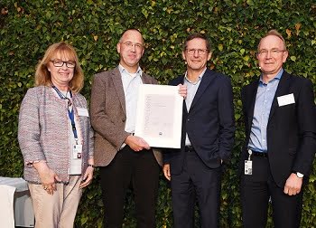 Margit Krause-Bonte (Corporate Human Resources), Dr. Ulrich Simon (Head of Corporate Research & Technology) and President & CEO Dr. Michael Kaschke (from right to left) congratulate the new Fellow, Dr. Rudolf von Bünau. Courtesy of Zeiss.