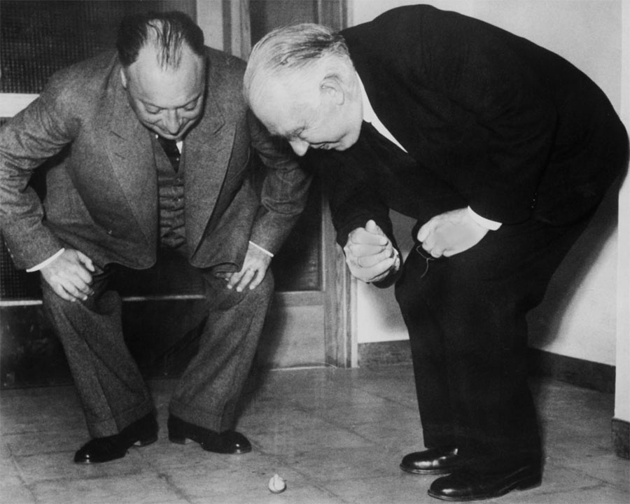 Wolfgang Pauli and Niels Bohr watching a spinning top in 1954. Courtesy of AIP Emilio Segre Visual Archives, Margrethe Bohr Collection/Erik Gustafson photograper.