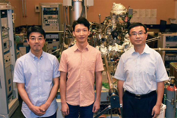 (l) to (r): Researchers Luis Ono, Longbin Qiu, and professor Yabing Qi, all of the Energy Materials and Surface Sciences Unit. Courtesy of OIST.