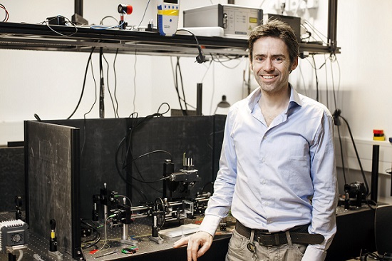 Researcher Jeroen Kalkman stands next to his new imaging setup. Courtesy of TU Delft.