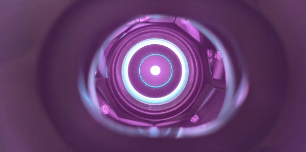 The interior of the record-breaking pulsed laser. The laser has an average power of 550 W and reached a peak power of 100 MW. Courtesy of Moritz Seidel / ETH Zurich. 