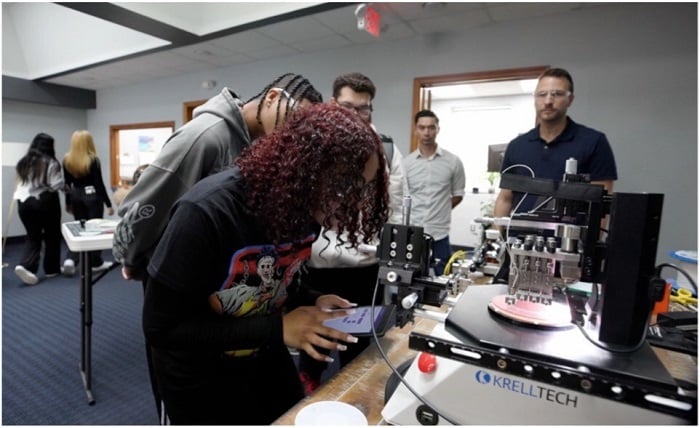 Highschool students from Pleasantville, N.J. taking part in Krell’s Photonics Outreach Program. Courtesy of Krell Technologies.