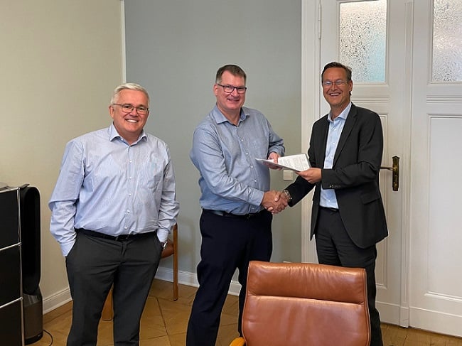 (From left) RAITH CFO Christian Ohm, Xnovo CEO Erik Lauridsen, and RAITH CEO Michael Steigerwald. Courtesy of RAITH.