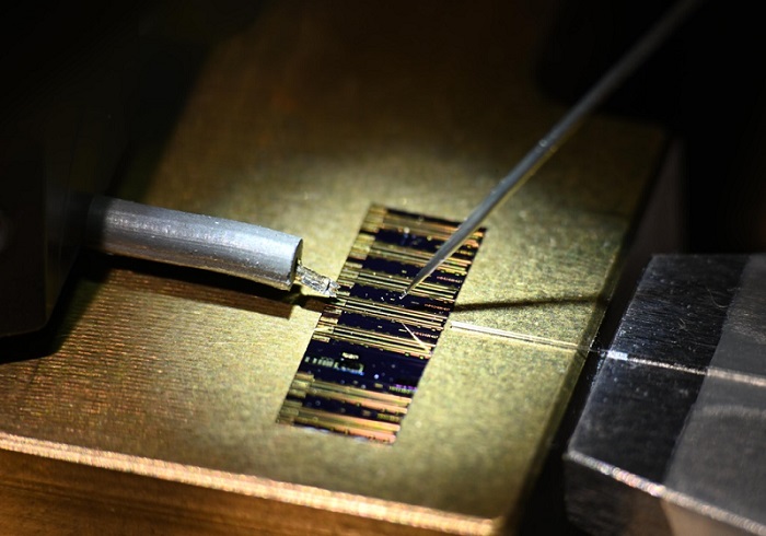 Researchers developed a chip-based quantum-dot laser that emulates a biological graded neuron while achieving a signal processing speed of 10 GBaud. Courtesy of the Chinese University of Hong Kong/Chaoran Huang.