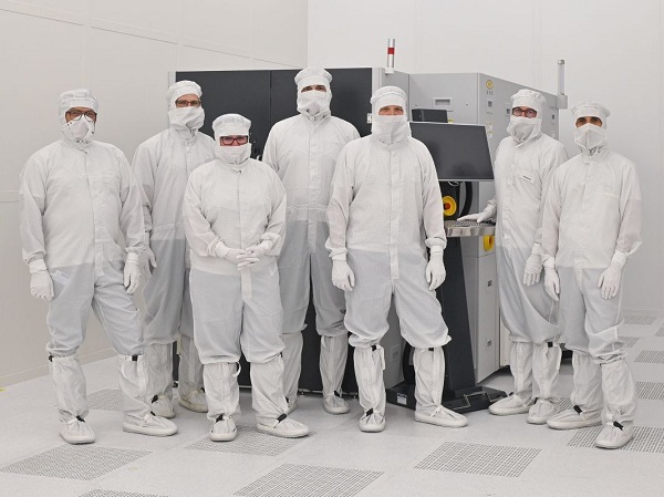 EV Group and Fraunhofer IZM-ASSID personnel next to an EVG850 UV laser debonding system. Courtesy of Fraunhofer IZM-ASSID.