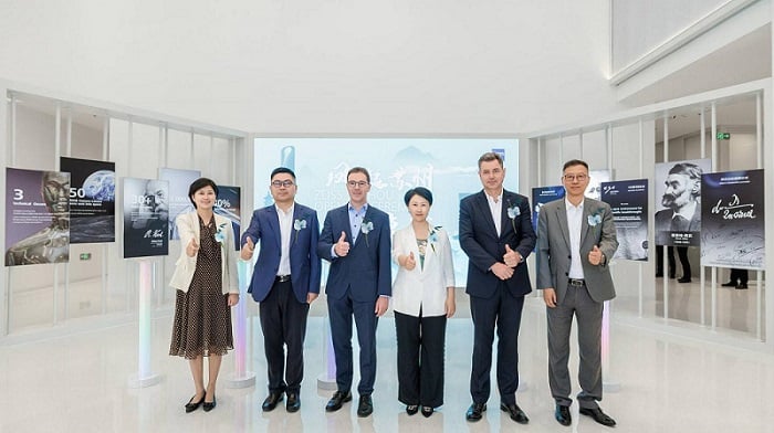Representatives of the Suzhou Industrial Park and ZEISS at the site’s opening. Courtesy of ZEISS.