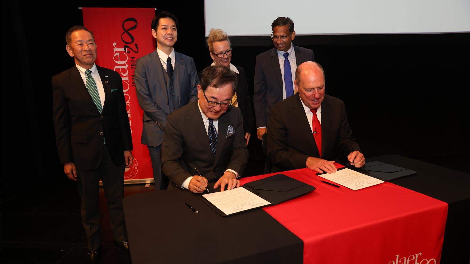 President of Hokkaido University Kiyohiro Houkin (left) and RPI president Martin A. Schmidt signing the letter of intent accompanied by representatives from the Rapidus Corporation, Hokkaido government, RPI, and IBM. Courtesy of RPI.