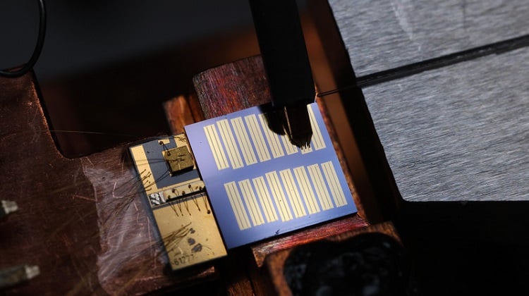 The hybrid-integrated, electro-optic frequency comb generator. More than 2000 comb lines covering a 450 nm spectrum can be generated within a footprint smaller than 1 cm<sup>2</sup>. Courtesy of Junyin Zhang/EPFL.