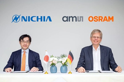 Hiroyoshi Ogawa (left) and Aldo Kamper signed the comprehensive cross-license agreement. Courtesy of ams OSRAM.