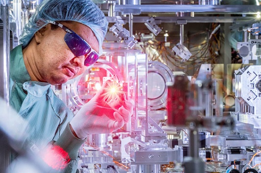 SAXFUSION connects cutting-edge research in Saxony to advance fusion energy. Laser and materials technologies play a key role in future reactor concepts. Courtesy of Fraunhofer IWS via HZDR/Andre Wirsig.