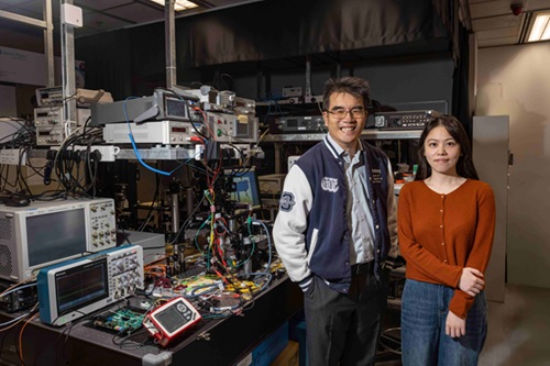 Andrew Poon (left), Head and Professor of the Department of Electronic and Computer Engineering at HKUST, and Ph.D. student Niu Yue at the Photonic Device Laboratory. Courtesy of HKUST.