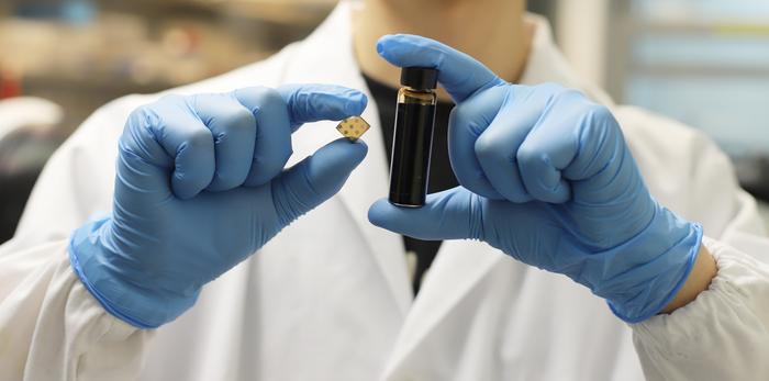 Ag<sub>2</sub>Te CQD SWIR photodiodes are shown on the left and solution-processed Ag<sub>2</sub>Te QDs are shown on the right. Courtesy of Jordi Cortés/ICFO.