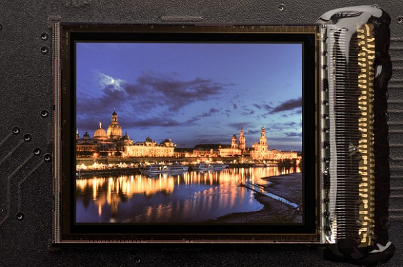 A 0.62 in OLED microdisplay enabled by Fraunhofer IPMS’s recently developed high-voltage CMOS backplane. Courtesy of Fraunhofer IPMS.