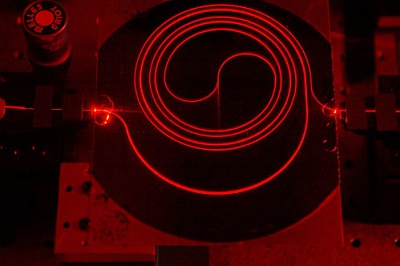 Researchers developed a superior hardware platform for artificial intelligence accelerators using photonic integrated circuits on a silicon chip. Courtesy of IEEE Photonics.