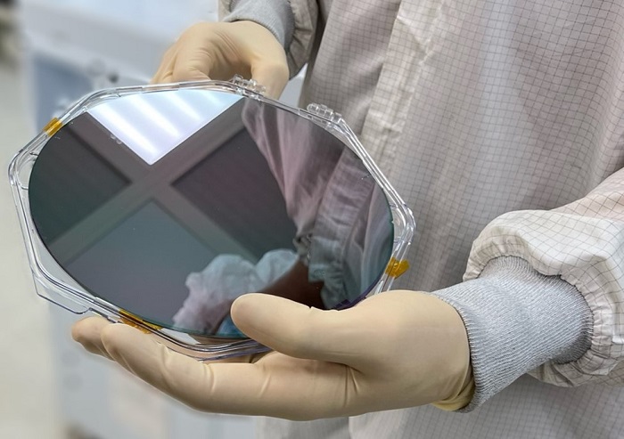 A 200-mm wafer manufacturing method developed by Aeluma and Thorlabs could provide an avenue to manufacture quantum photonic circuits on silicon in a scalable fashion. Courtesy of Aeluma.