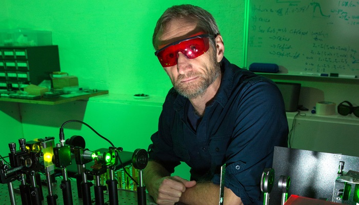 Professor Rich Mildren of Macquarie University’s School of Mathematics and Physical Sciences and the MQ Photonics Research Centre. Courtesy of Macquarie University.