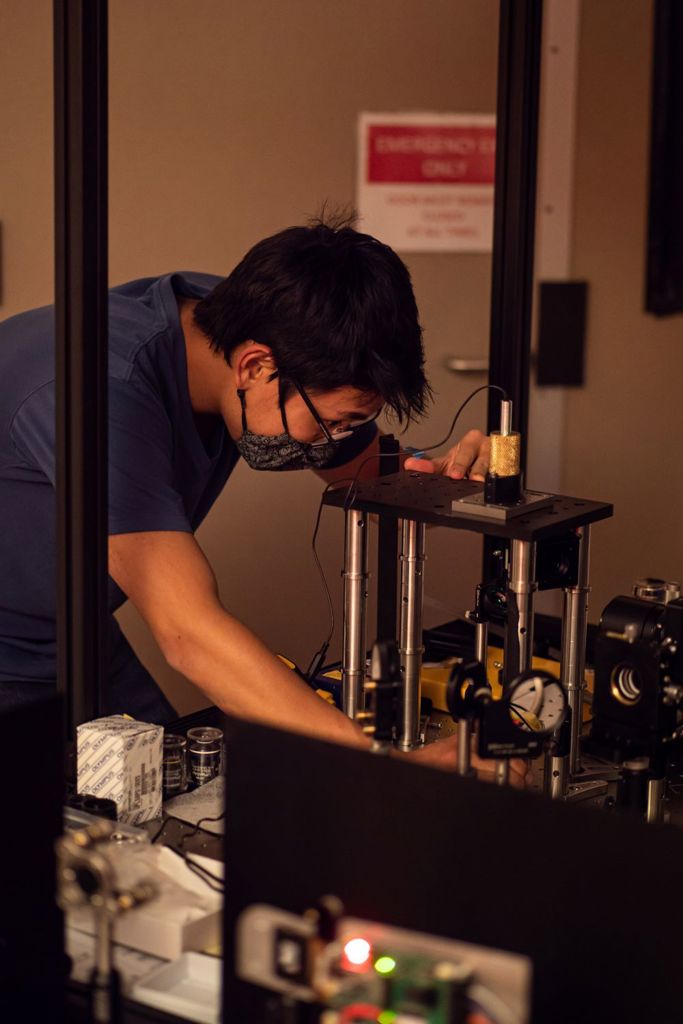 Eduardo Hirata Miyasaki, who performed the research in Sara Abrahamsson’s research lab while at the University of California Santa Cruz (UCSC) and is now at the Chan Zuckerberg Biohub, is pictured building the new microscope. Courtesy of UCSC/Sara Abrahamsson.