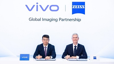Baishan Hu, Executive Vice President & COO at vivo, President of vivo Central Research Institute (left), and Andreas Pecher, President & CEO of the ZEISS Group (right), signed the collaboration agreement recently, Courtesy of ZEISS.