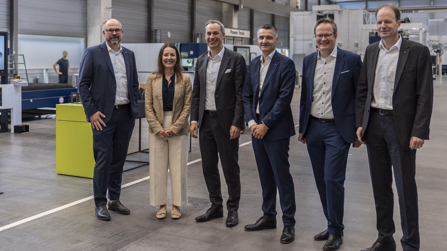 (From left) Tom Schneider, managing director of development at TRUMPF Machine Tools; Stefanie Frank, head of technology and prototyping at Siemens AG; Cedrik Neike, CEO of Siemens Digital Industries; Stephan Mayer, CEO of TRUMPF Machine Tools; Yürki Voss, sales manager of Siemens’ Machine Tool Systems division; and Till Küppers, managing director of TRUMPF Machine Tools. Courtesy of Siemens AG.