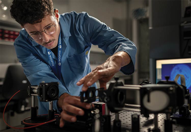 A scientist tests Wooptix’s wavefront phase imaging (WFPI) technique. For semiconductor applications, the technology offers high phase sampling, real-time processing, and absolute wavefront accuracy measurements on the order of ?/20 root mean square — with performance comparable to high-end interferometers used commercially. Courtesy of Wooptix.